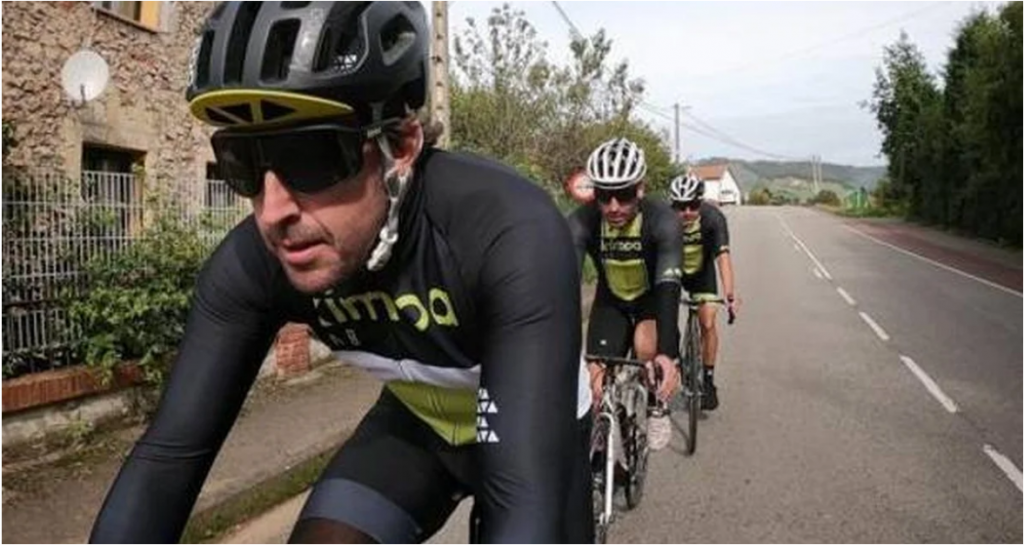 Alonso praticando ciclismo de estrada. (Reprodução Rede Social)