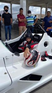 Nelson Angelo Piquet no cockpit de um Spyder: conhecendo a pista (Divulgação)
