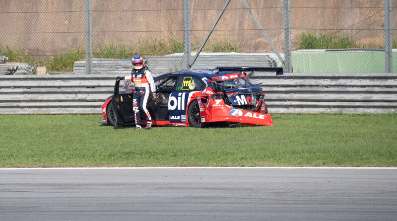 Stock Car Pro Series – Acidente entre Rúbens Barrichello #111 e Gabriel Robe #35 na corrida SPRINT
