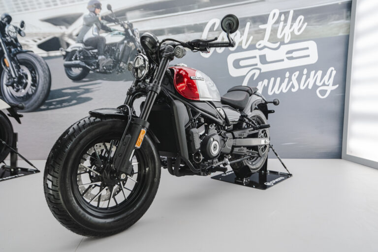 Com pegada custom, CFMOTO lança nova moto no Capital Moto Week.