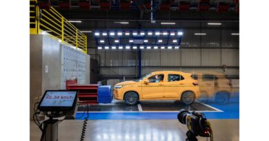CEO da Stellantis, Antonio Filosa, inaugura no Safety Center South America estrutura dedicada a testes de veículos híbridos e elétricos.