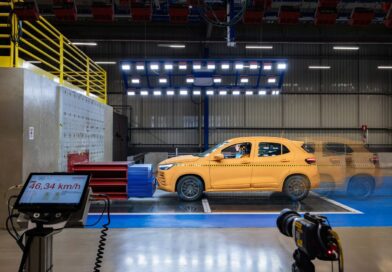 CEO da Stellantis, Antonio Filosa, inaugura no Safety Center South America estrutura dedicada a testes de veículos híbridos e elétricos.