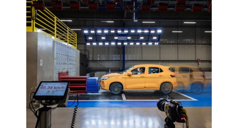 CEO da Stellantis, Antonio Filosa, inaugura no Safety Center South America estrutura dedicada a testes de veículos híbridos e elétricos.