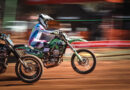 Caio Lopes coloca a KLX300R no lugar mais alto do pódio no FULL SEND!