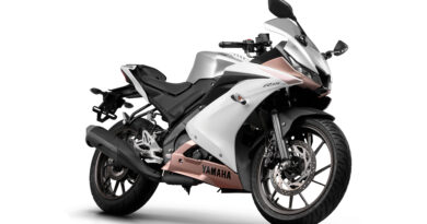 YAMAHA R15 ABS 2026 ganha nova opção de cor.