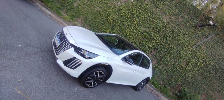 Avaliação da Semana – Andamos com o Peugeot 208 GT Hybrid, um hatch compacto focado na agilidade urbana.