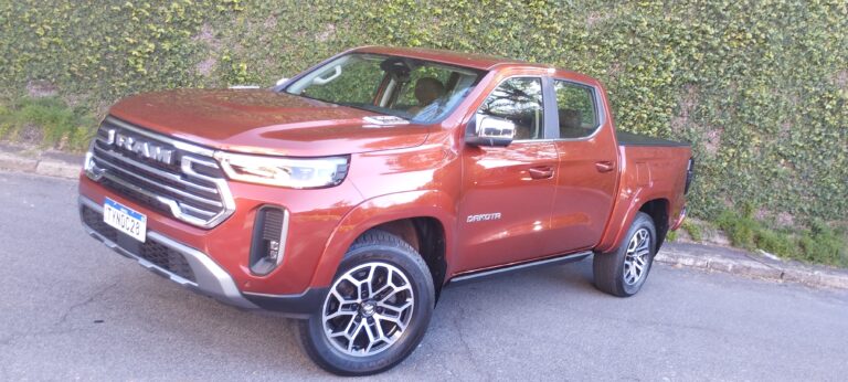 Avaliação da Semana – Andamos com a RAM DAKOTA LARAMIE uma picape média focada no luxo e no refinamento urbano.