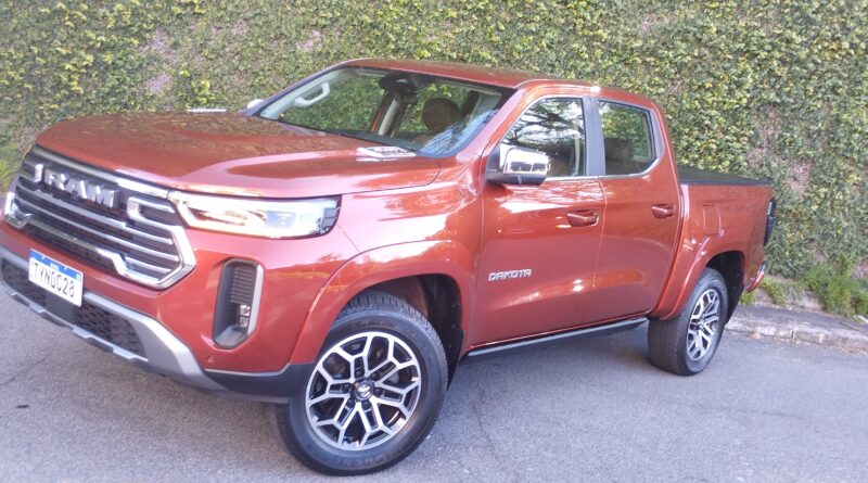 Avaliação da Semana – Andamos com a RAM DAKOTA LARAMIE uma picape média focada no luxo e no refinamento urbano.